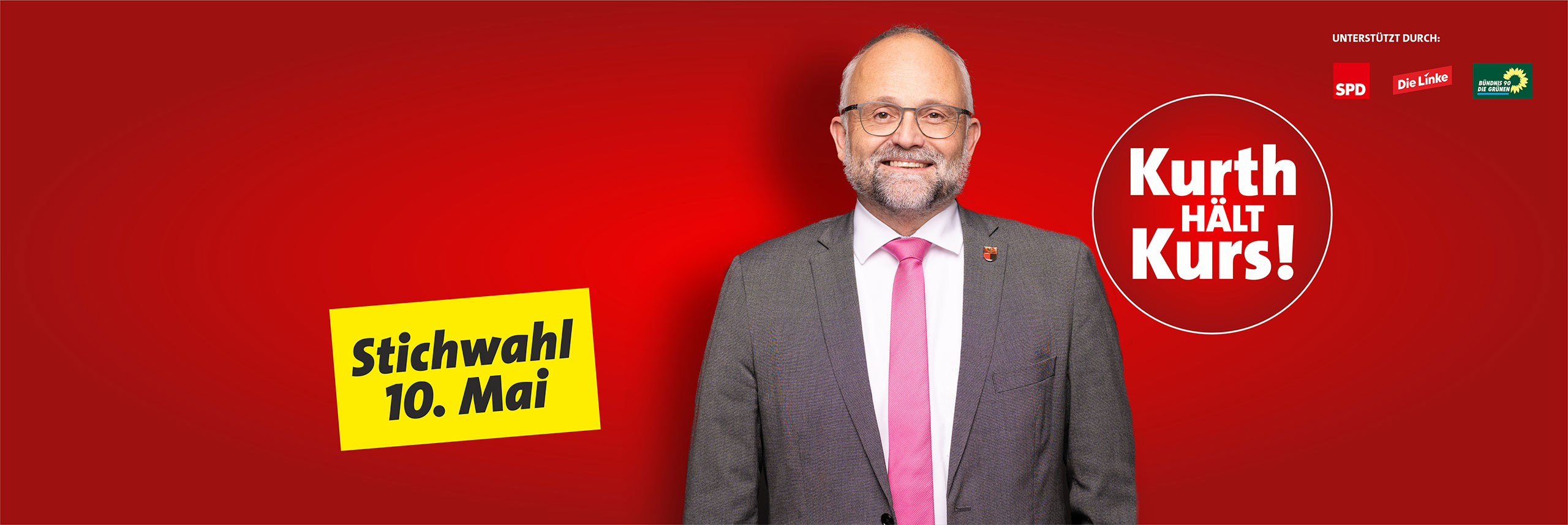 Daniel Kurth vor rotem Hintergrund